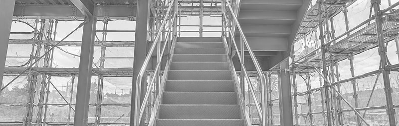 鉄骨の階段と足場が組まれた建設中の建物