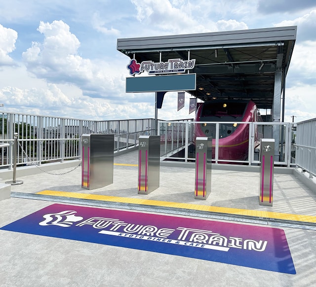 改札ゲートと「FUTURE TRAIN」のサインが並ぶ、高架上の展示スペース